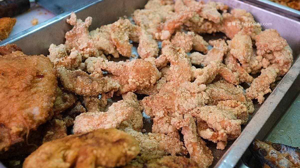 沒吃過小雞飯，不要說你來過「小李便當店」，炸得金黃酥香的模樣超誘人。（圖片來源：蹦啾♥謝蘿莉）