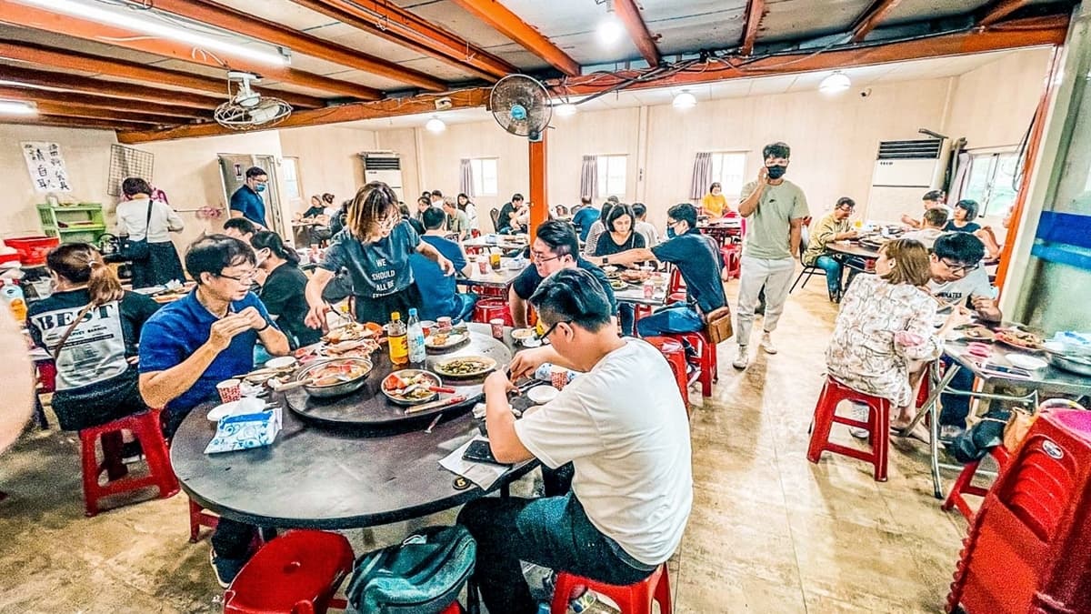 點好螃蟹後，就可以先進去用餐區等了。（圖片來源：大手牽小手玩樂趣）