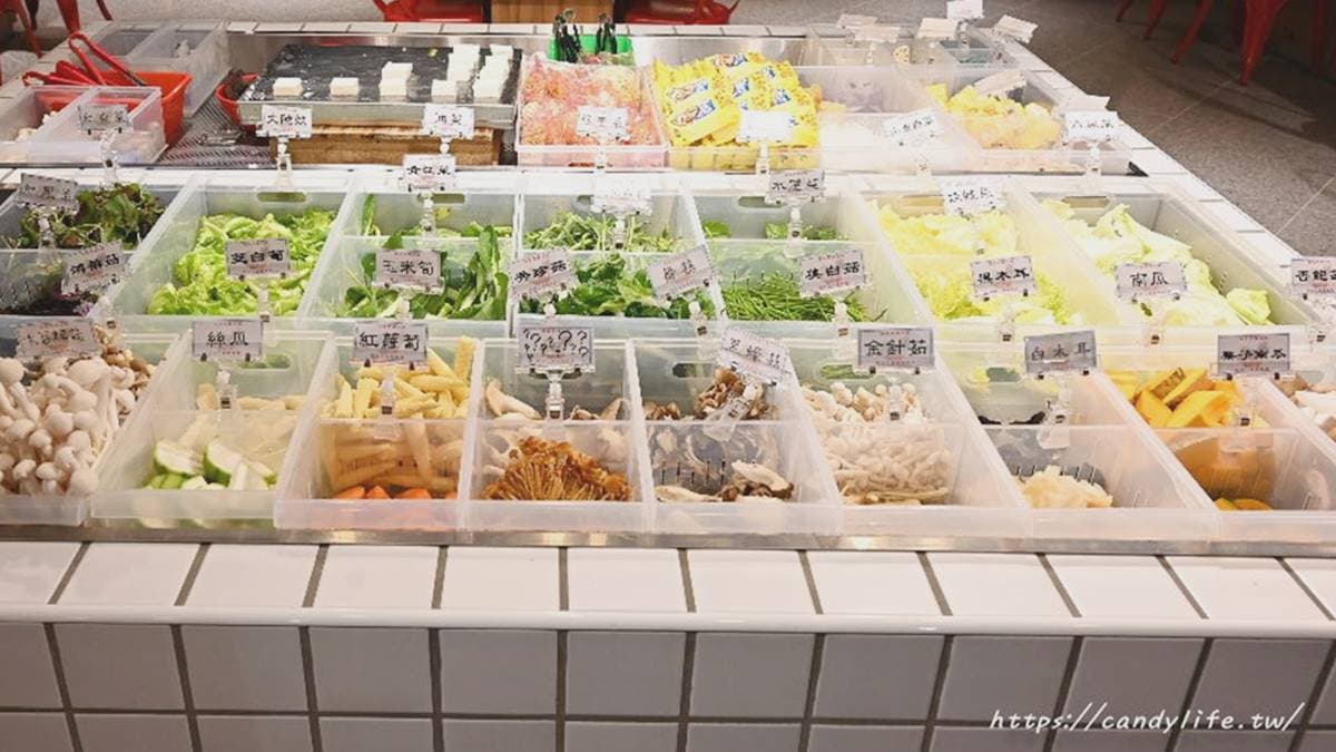 蔬菜自助吧非常豐富，每天提供40～50種新鮮食材任你夾。（圖片來源：糖糖's 享食生活）
