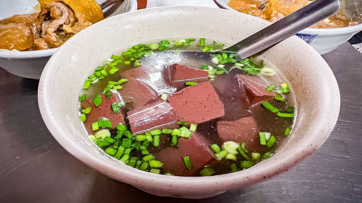 「豬血湯」料給得很豪邁，吃起來口感也不錯。（圖片來源：大手牽小手玩樂趣）