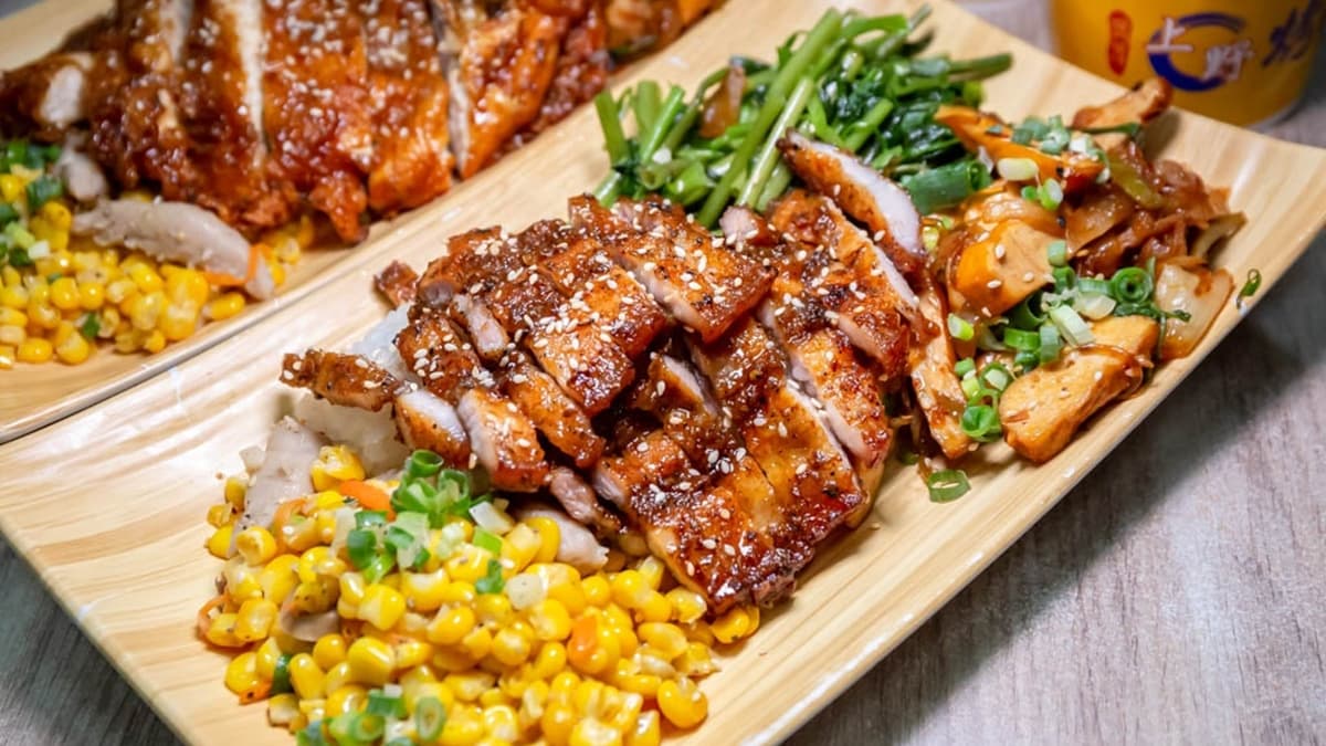 「烤五花肉飯」炭火香氣十足，口感吃起來還不錯。（圖片來源：愛伯特吃喝玩樂全記錄）