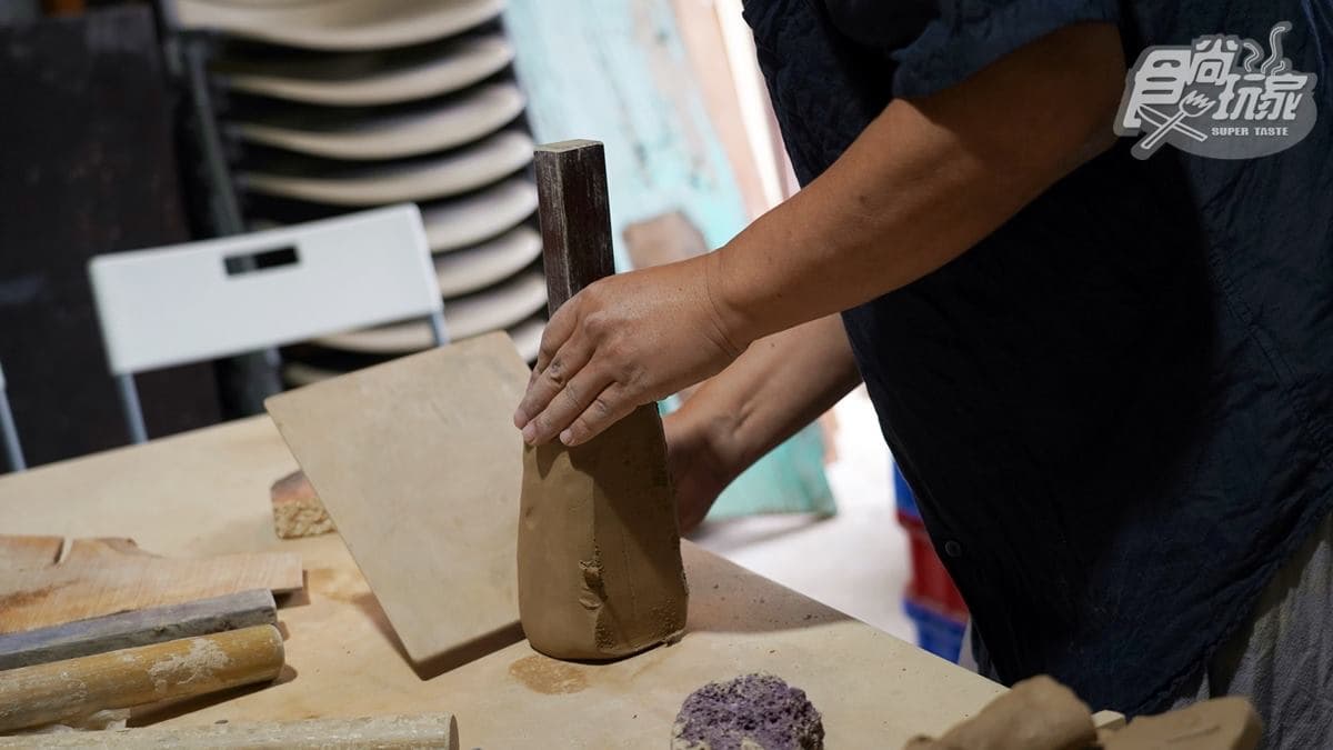 接著體驗陶藝課程，歐長坤老師會手把手帶你製作柴燒花器DIY。