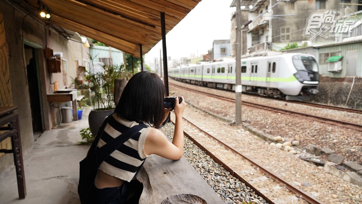 「夥房」鄰近火車軌道，走到戶外可捕捉火車呼嘯而過的畫面。