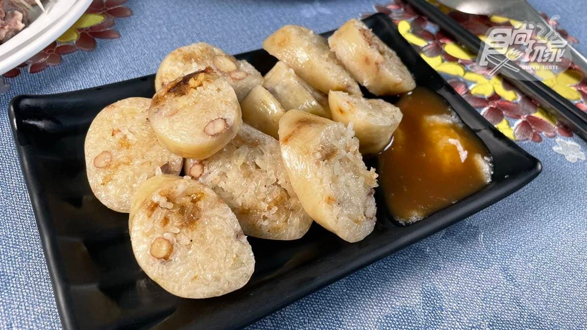 「糯米大腸」吃得出糯米的顆粒感，搭配古早味沾醬超加分。
