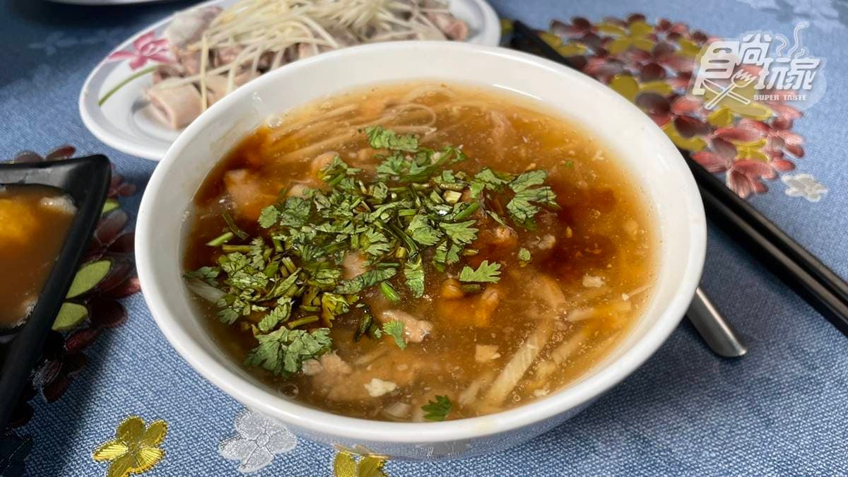 「肉羹米粉」吃得到大塊的溫體豬肉，湯頭則是用扁魚和筍絲熬湯而成的，更加香濃。