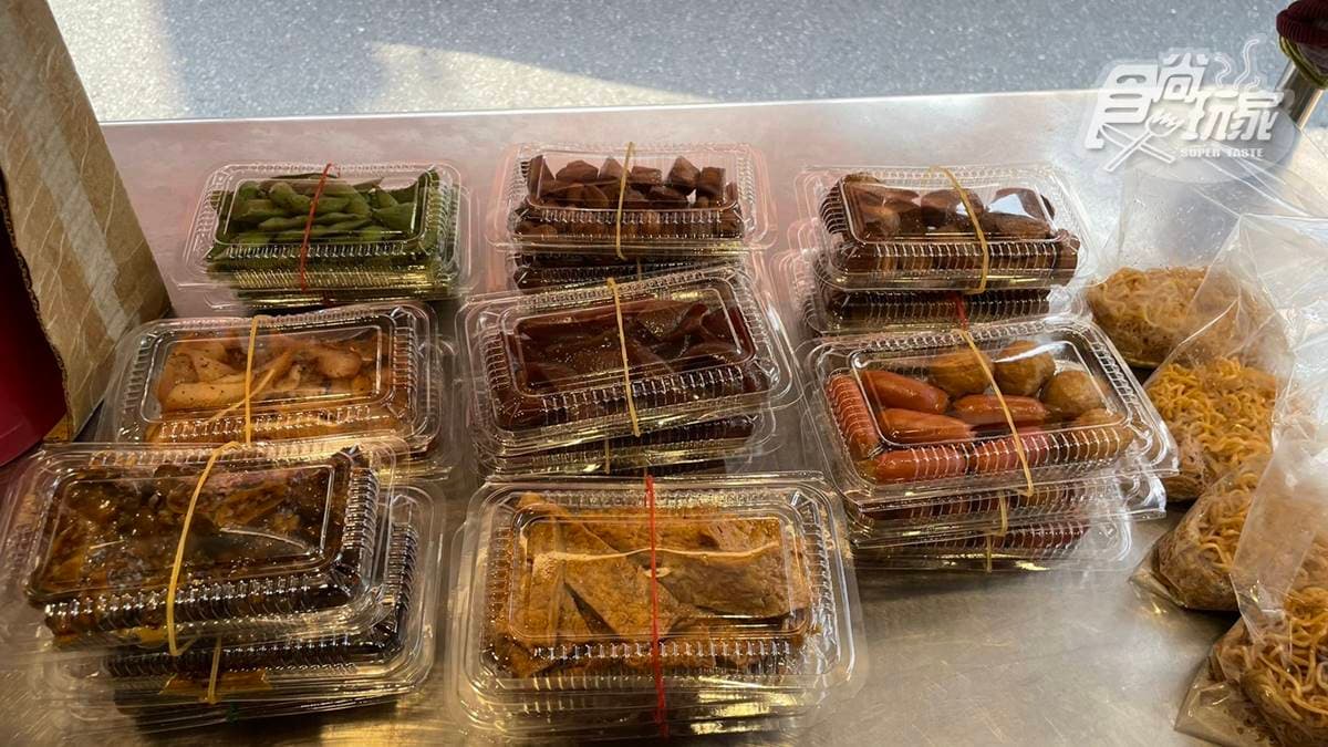 滷汁是老闆獨家研發的美味祕訣，採用10多種中藥材和山泉水熬製而成。