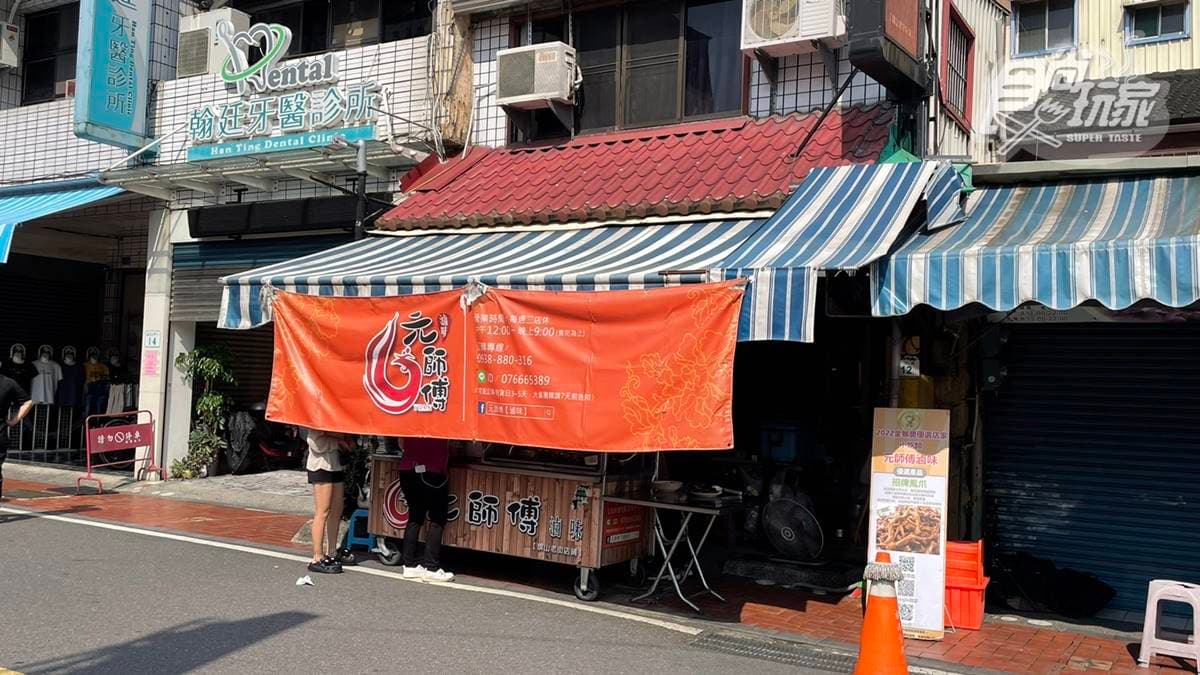 攤位飄出陣陣滷味香氣，不時吸引經過的遊客停下腳步來買。