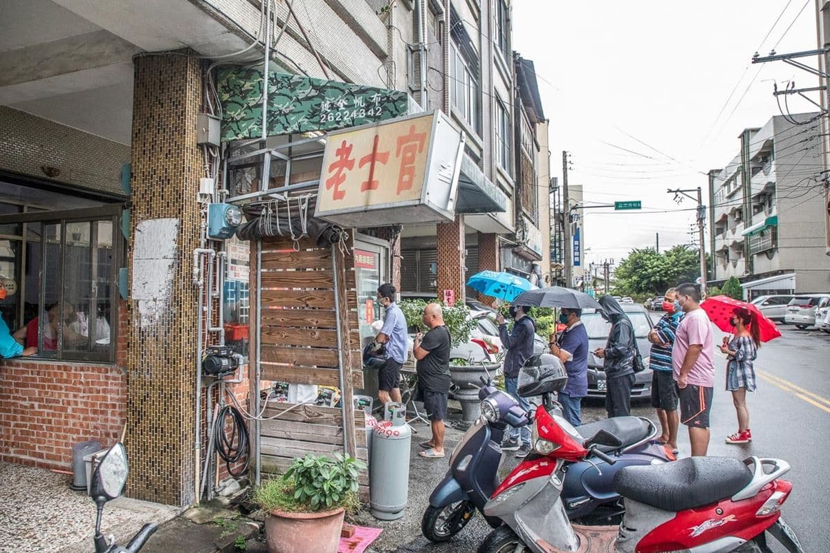雨天撐傘照樣排爆!超強6家排隊名店:最難買烤香腸餐車、比臉大黑糖饅頭 雨天撐傘照樣排爆!超強6家排隊名店:最難買烤香腸餐車、比臉大黑糖饅頭