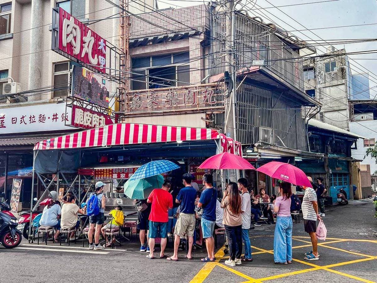 雨天撐傘照樣排爆!超強6家排隊名店:最難買烤香腸餐車、比臉大黑糖饅頭 雨天撐傘照樣排爆!超強6家排隊名店:最難買烤香腸餐車、比臉大黑糖饅頭