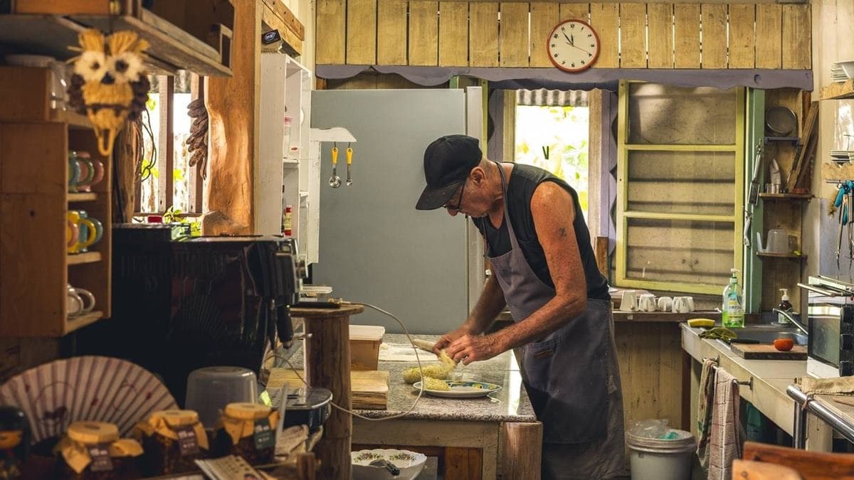 在店內用餐，可以看到土耳其老闆專心製餐的畫面。（圖片來源：愛玩的伊凡）