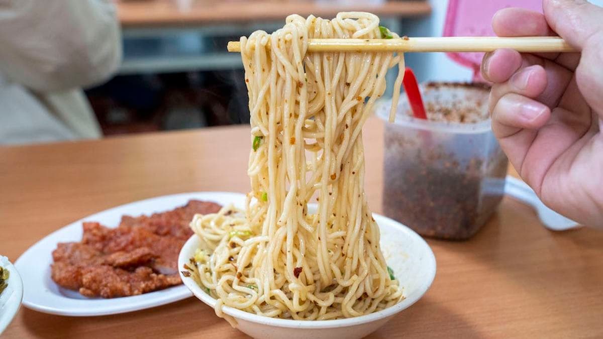 乾麵可以加烏醋、辣渣、辣油，攪拌開來夠味好吃。（圖片來源：算命的說我很愛吃）