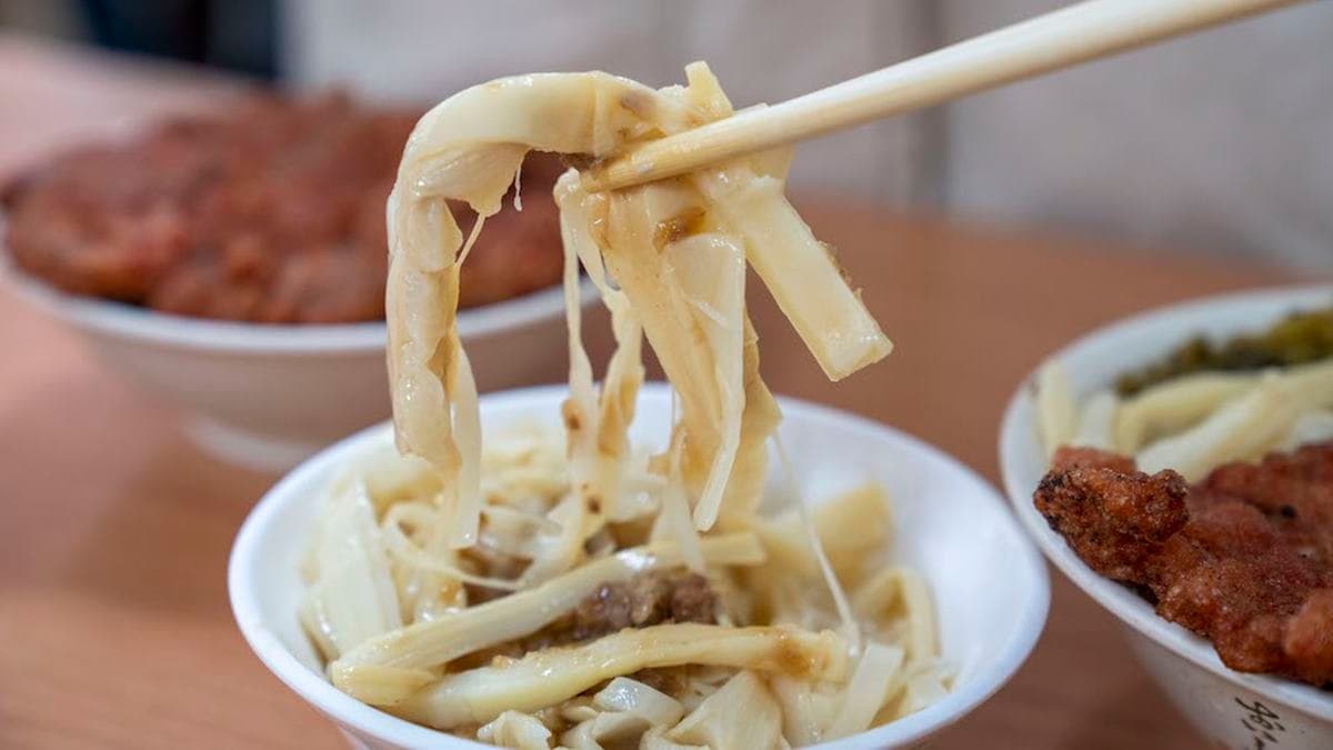 排骨飯會配上「筍絲滷肉飯」，一旁還有酸菜絕對要加好加滿。（圖片來源：算命的說我很愛吃）