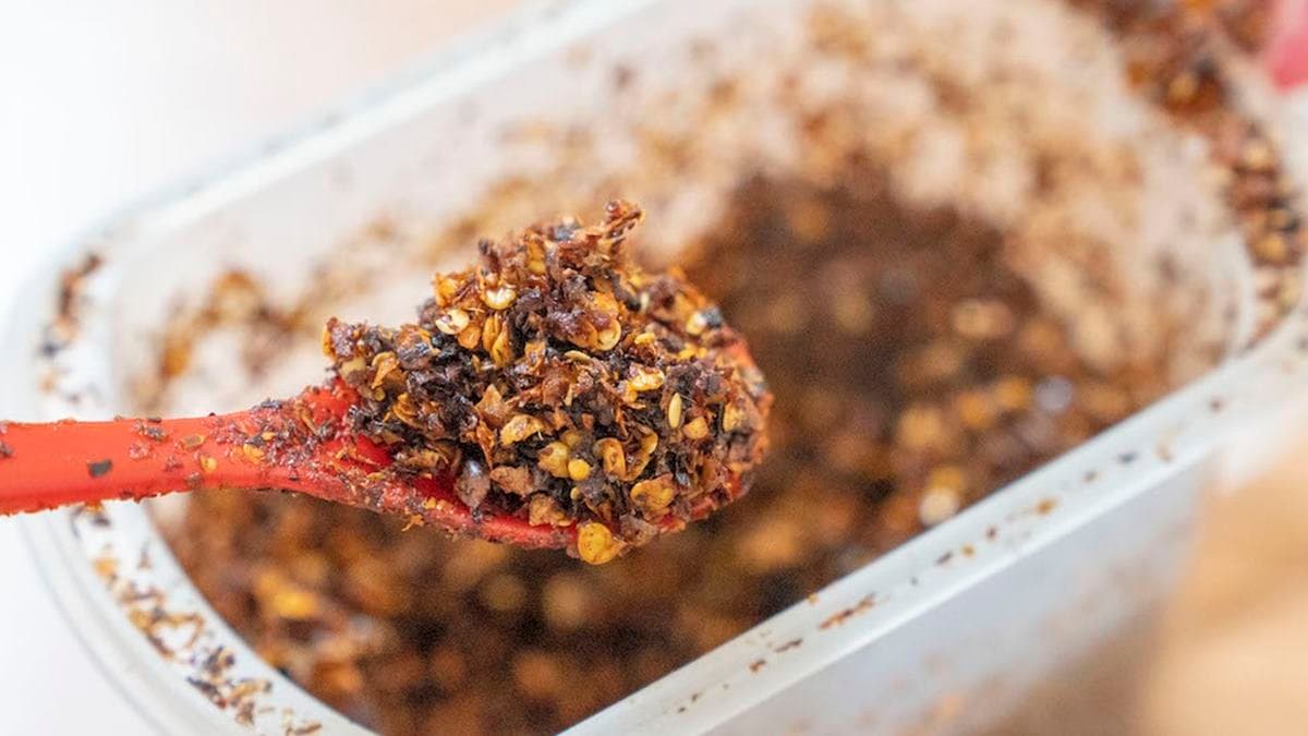 桌上有附上「辣渣」，可以跟著黑板上的教學自行調整口味。（圖片來源：算命的說我很愛吃）