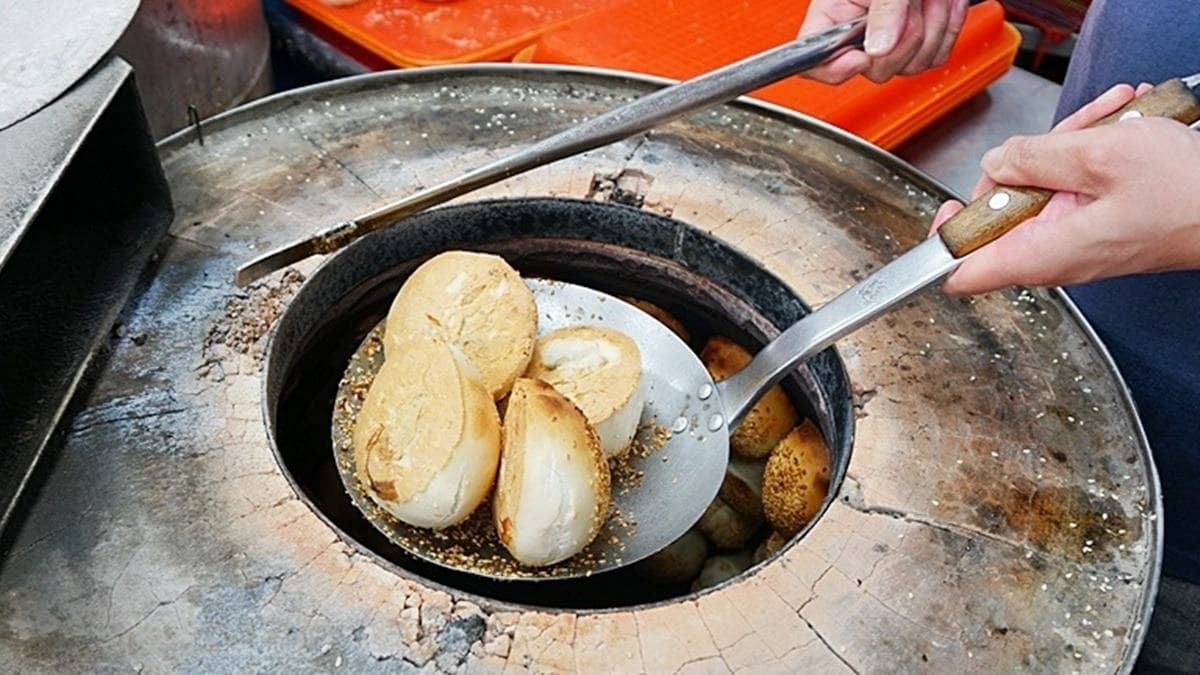 這次很幸運拿到剛出爐的胡椒餅，這種最好吃。（圖片來源：PEKO の Simple Life）