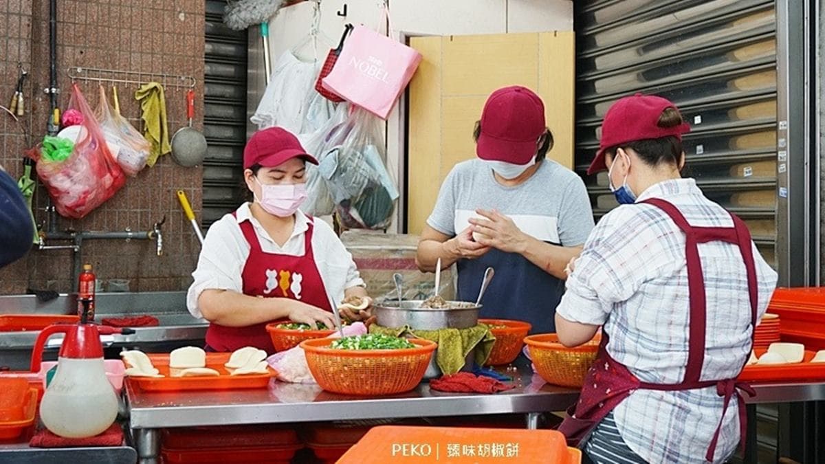 胡椒餅是現包現烤，現場可以看到工作人員在包胡椒餅。（圖片來源：PEKO の Simple Life）