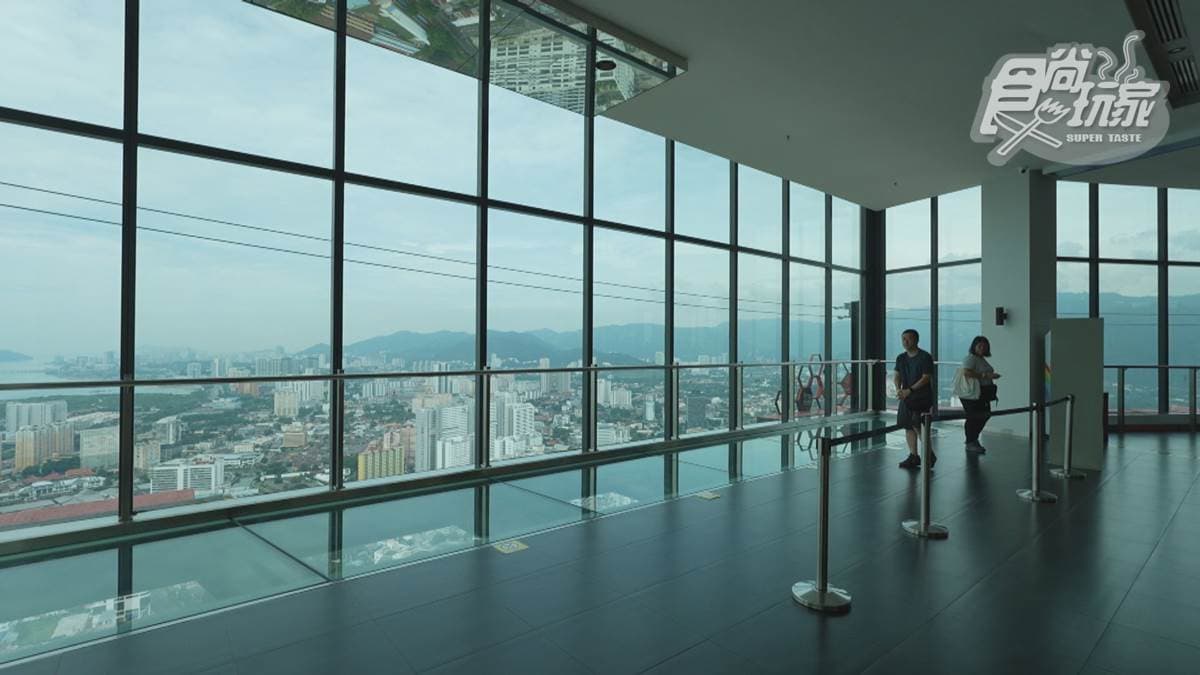 觀景台上也有室內空間，一樣可以體驗小範圍透明步道。