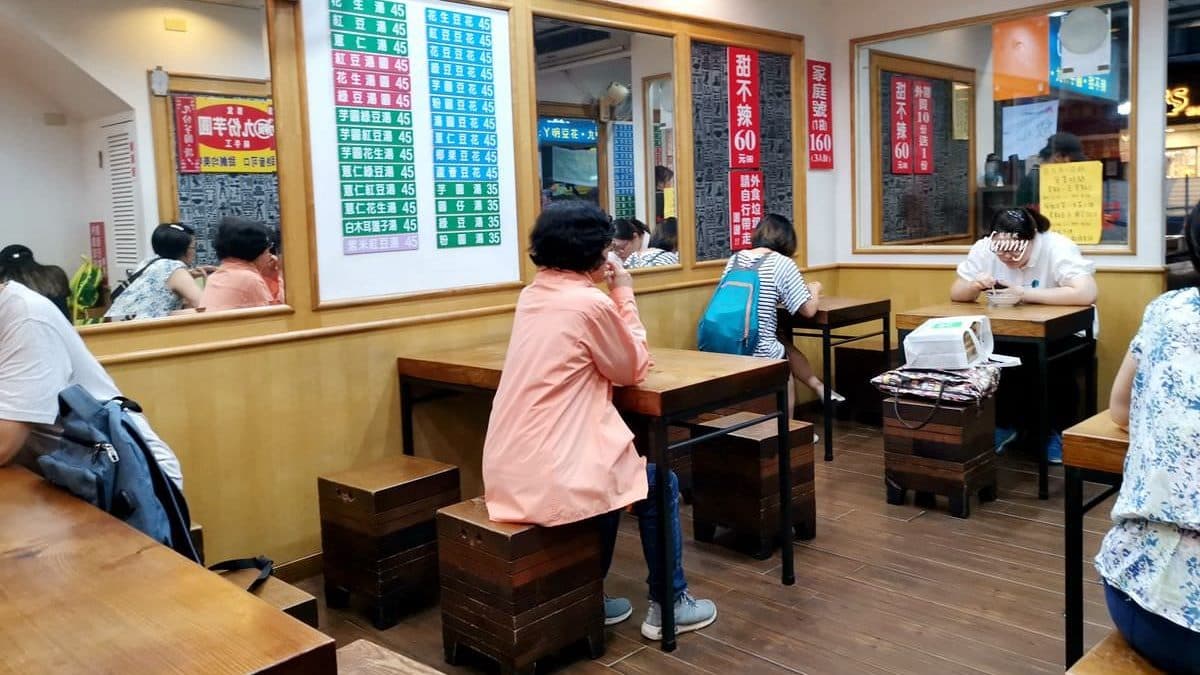 店內以大量木頭裝潢，有點文青的氣息。（圖片來源：ifunny艾方妮的遊樂場）