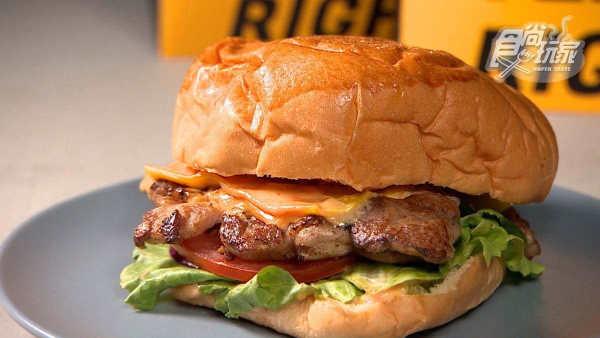 「YEAH RIGHT招牌雞腿堡」腿排肉質Q彈又嫩，和酸甜的醬料很搭。