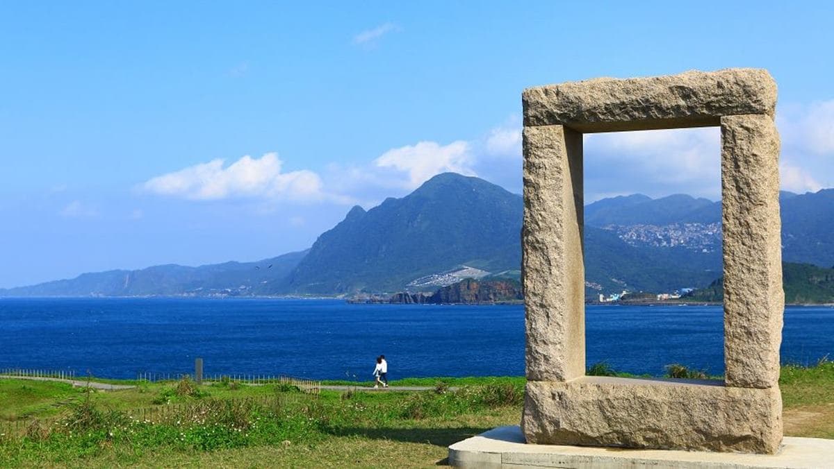 岸邊巨大石塊建構而成的相框，不同角度可以框住不同的景致。（圖片來源：可大王愛旅行）