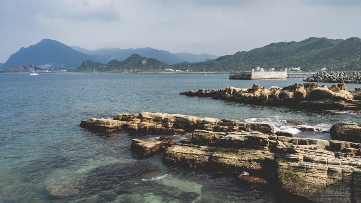 在岸邊可以看到特殊的岩層及清澈的海水，非常美麗。（圖片來源：是艾思，不是火拳。）