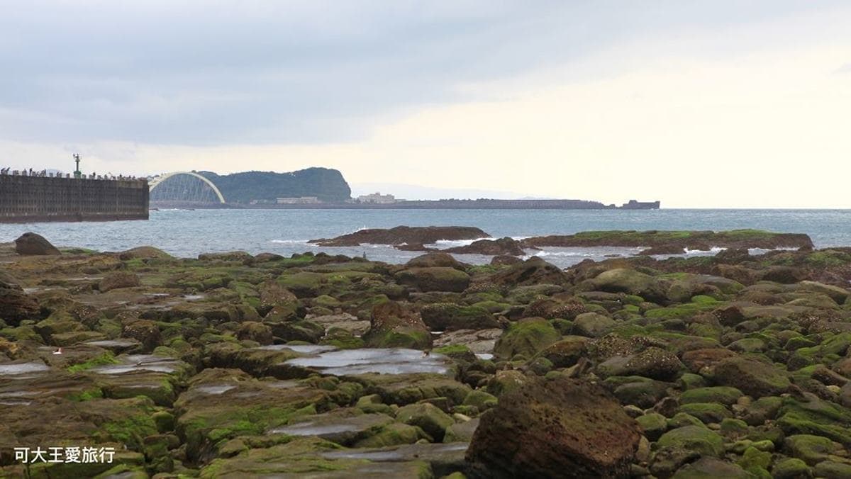 大坪海岸在歷經數萬年的海浪沖擊後形成這片海蝕平台。（圖片來源：可大王愛旅行）