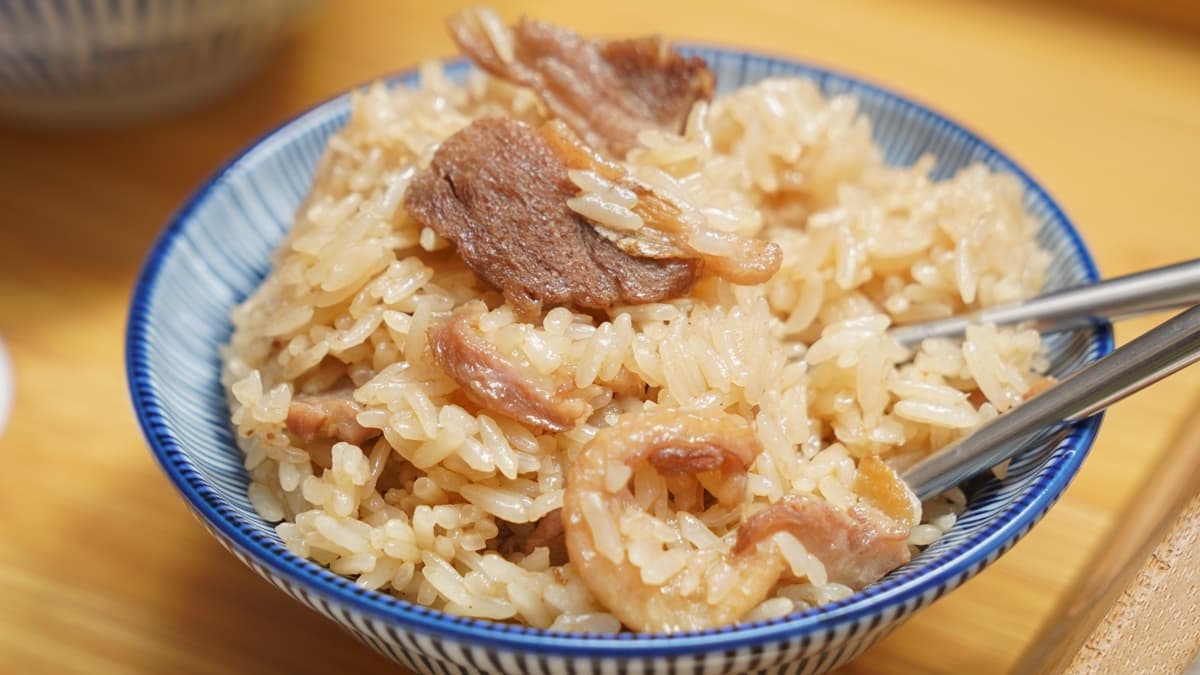油飯裡頭的鴨肉給得不少，吃起來香氣十足。（圖片來源：美食好芃友）