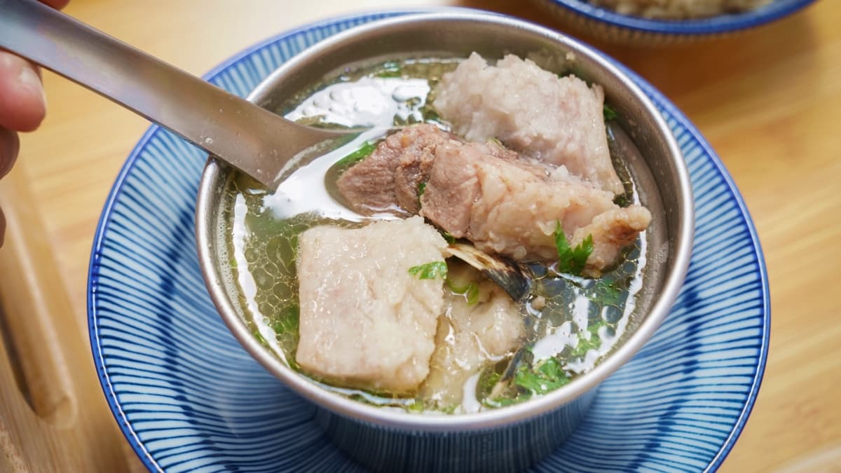 「芋頭排骨燉湯」加入蒜頭和蛤蜊，湯頭超級鮮美。（圖片來源：美食好芃友）