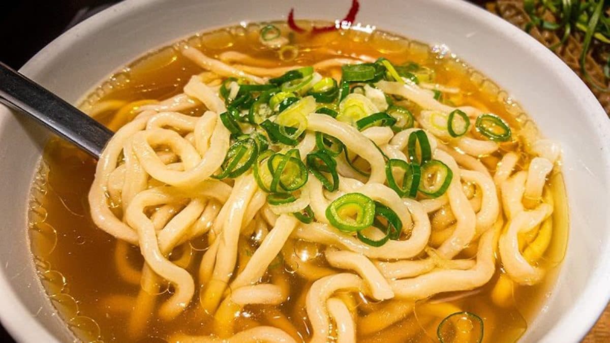 清燉湯頭清而不油，麵條則是店家自製家常麵，軟硬度相當適中。（圖片來源：妮喃小語）