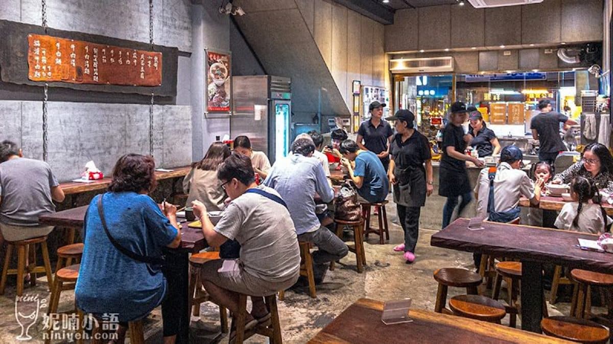 店內有種新潮感，整體空間是用餐區和相容的開放式廚房。（圖片來源：妮喃小語）