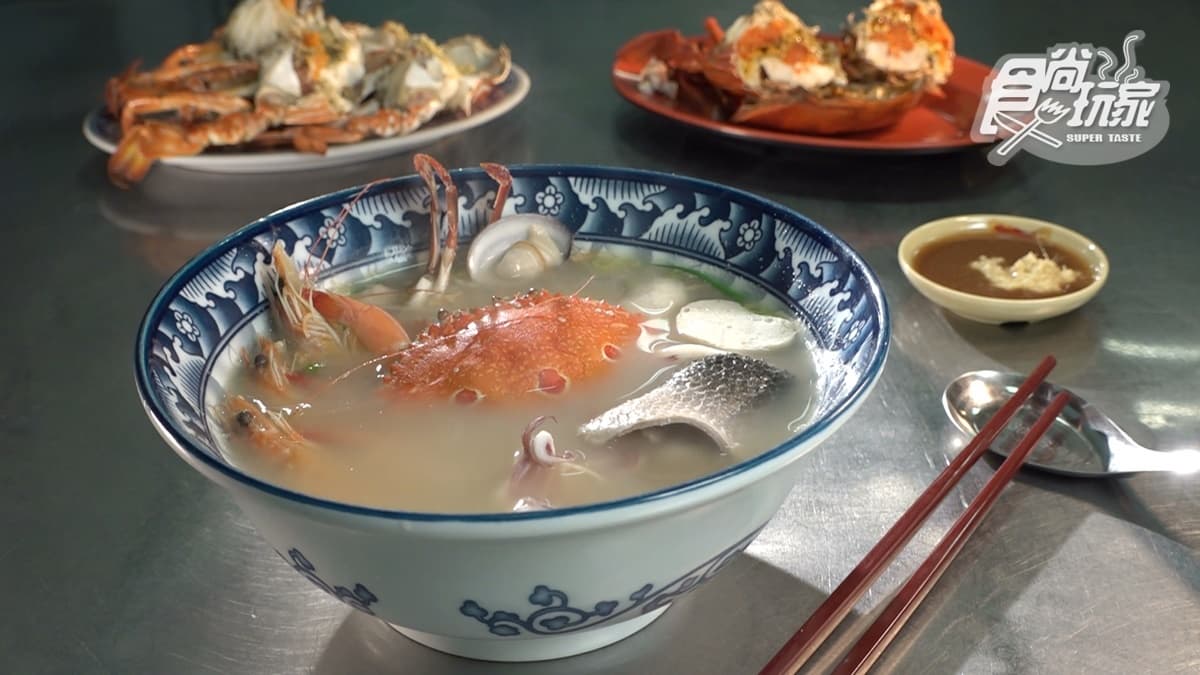 「螃蟹海鮮粥」加入蛤蜊、蝦子、蚵仔、透抽、魚皮、魚丸、蟹肉棒等，整碗超豐富。