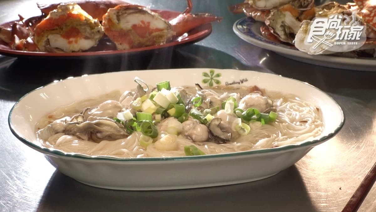「蚵仔麵線」上面的鮮蚵超肥美，一咬下就在口中爆開。