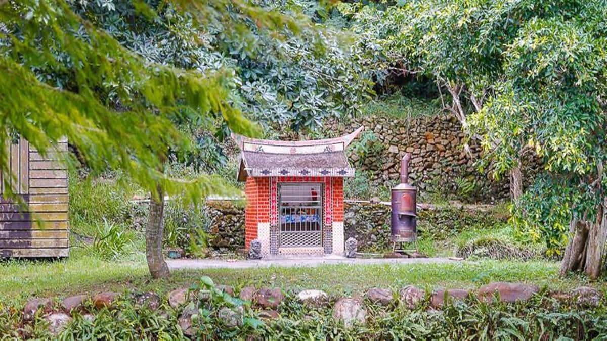 沿著湖畔走，一旁還有個小小的土地公廟。（圖片來源：卡夫卡愛旅行）