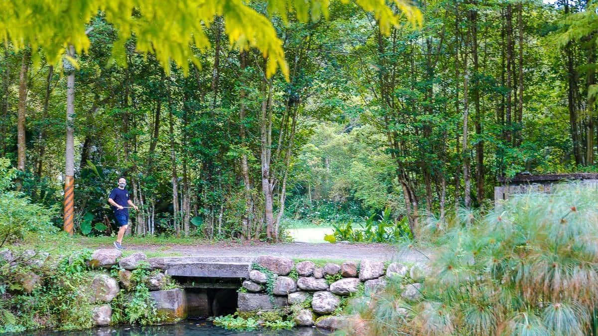 羌仔埤也是員山「隘勇古道」的起點，這是條蜿蜒於內城社區西半山腰上的古道。（圖片來源：卡夫卡愛旅行）