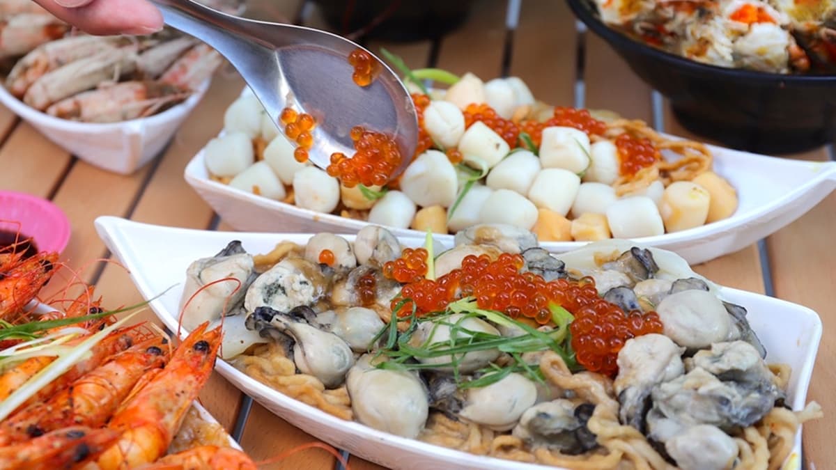 「蒜泥蚵仔意麵」加上鮮紅欲滴的日本鮭魚卵，更增添層次。（圖片來源：進食的巨鼠）