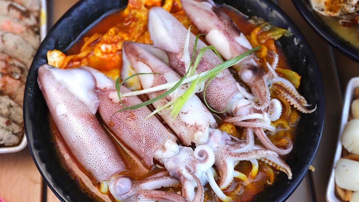 「小卷鍋燒意麵」超大尾小卷整齊擺放，直接占滿整個碗面。（圖片來源：進食的巨鼠）