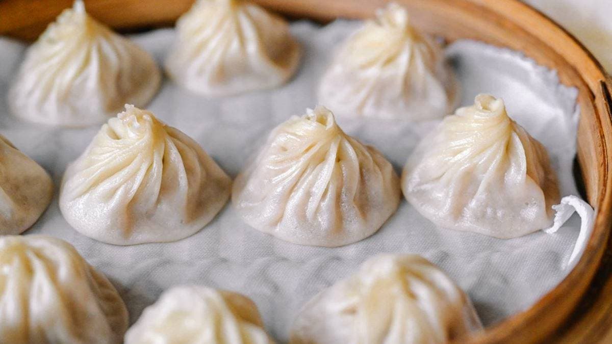小籠包皮相當薄，內餡的肉是肥瘦各半，吃起來不油膩。（圖片來源：女子的休假計劃）