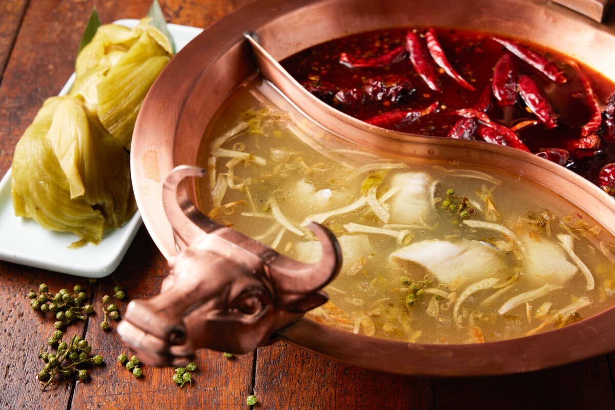 「穿這色」免費吃和牛！台北最高麻辣鍋推酸菜魚鍋，必搭烏鱧魚片、皮蛋和牛丸