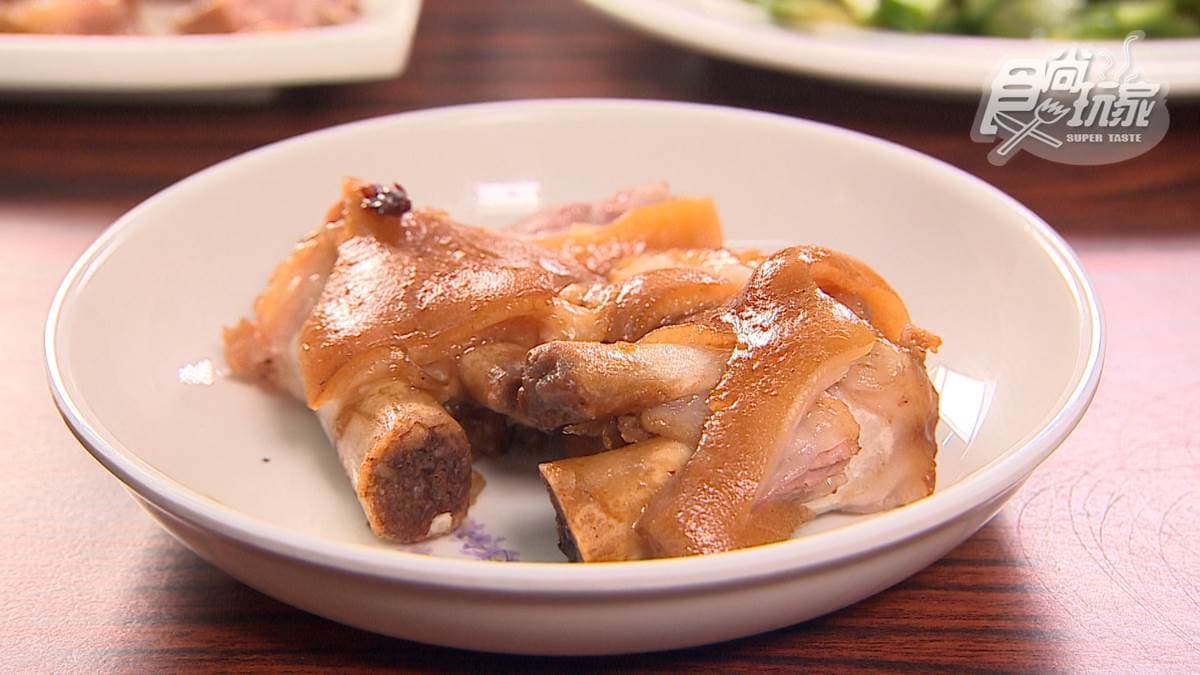 「豬腳（中段）」一口咬下吃得到豬油的香甜。