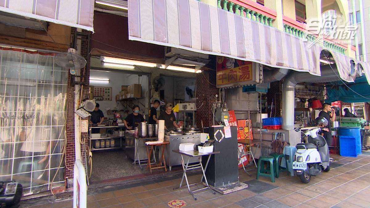 「阿財牛肉湯」位在台南市安平區的古堡街上。