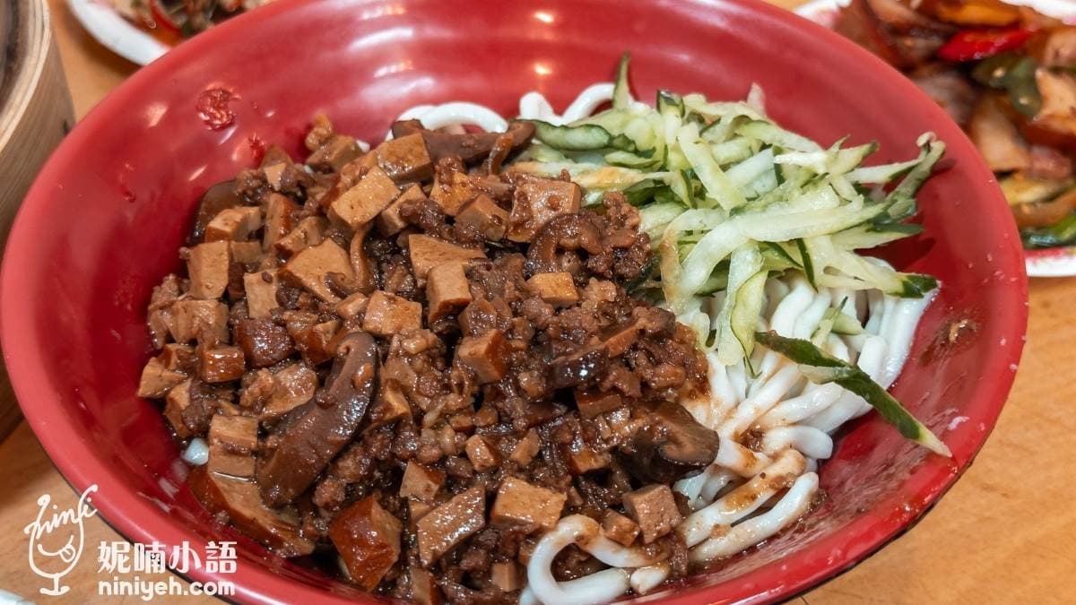 「香菇炸醬麵」分量不少，拌勻後再加一點特製辣油渣，吃起來很過癮。（圖片來源：妮喃小語）