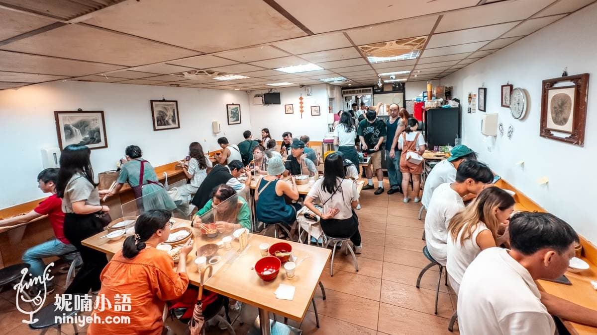 用餐區的空調很強，用餐環境也乾淨。（圖片來源：妮喃小語）