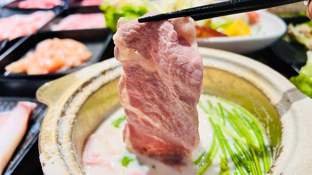 湯底推薦「老火雞煲鍋」是使用豬骨、雞汁、鮮蔬加上天然香料熬煮的濃郁白湯。（圖片來源：達浪的日常手札）
