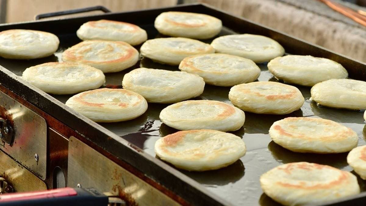 肉夾饃餅皮都是現場製作。（圖片來源：俺是老終吃很胖）
