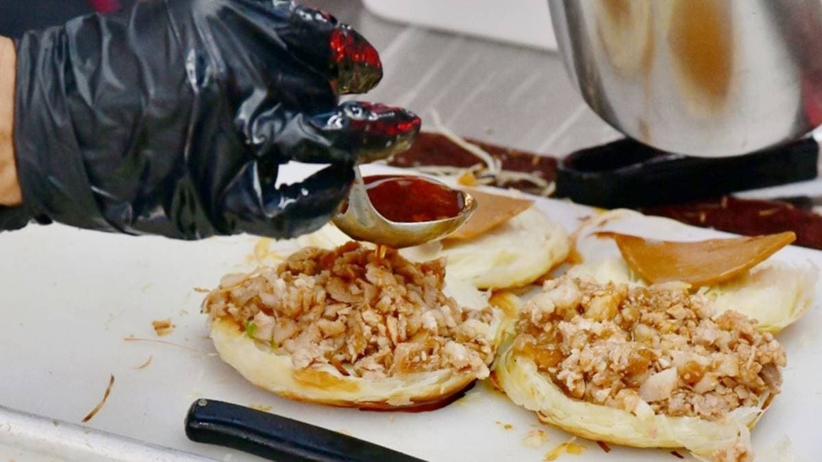 內餡除了剁肉之外，還會淋上特調醬汁。（圖片來源：俺是老終吃很胖）