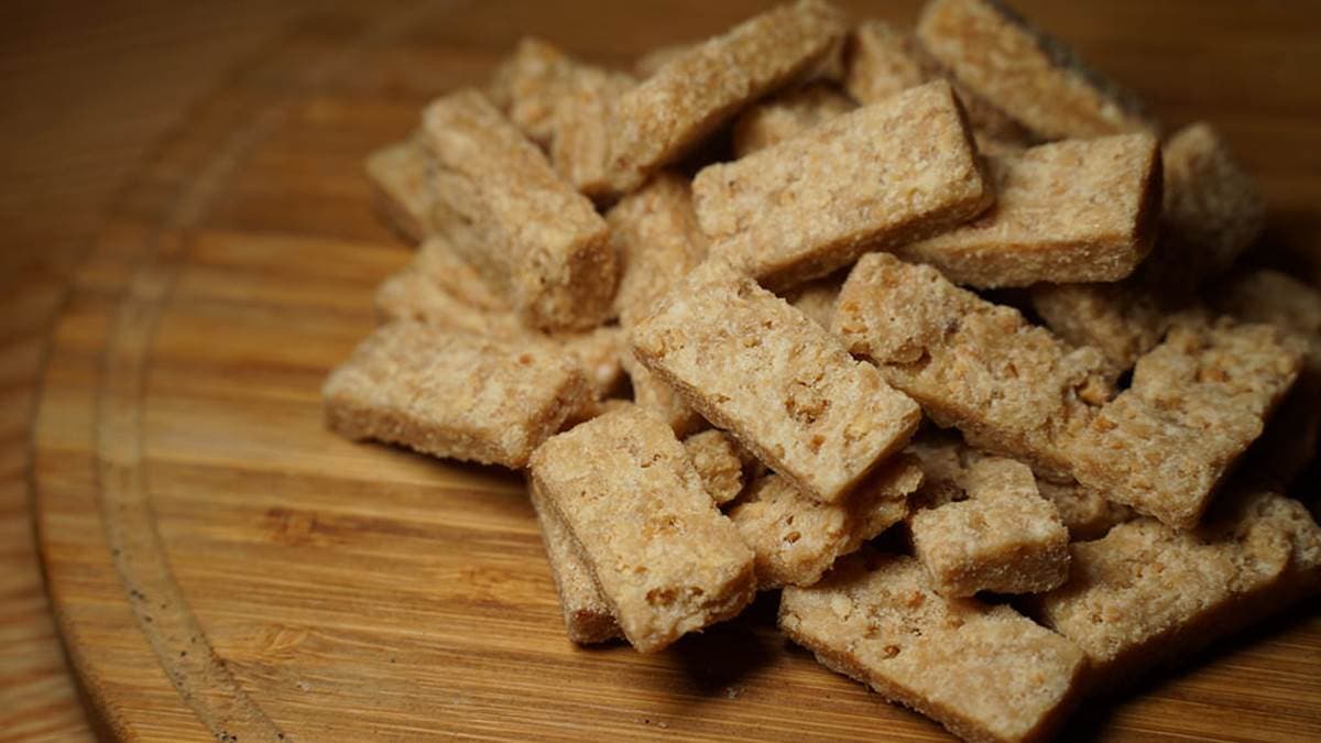 「細角」是把花生磨細後製成的，吃起來酥脆又香，很適合給長輩或小朋友吃。（圖片來源：東蛙池塘）