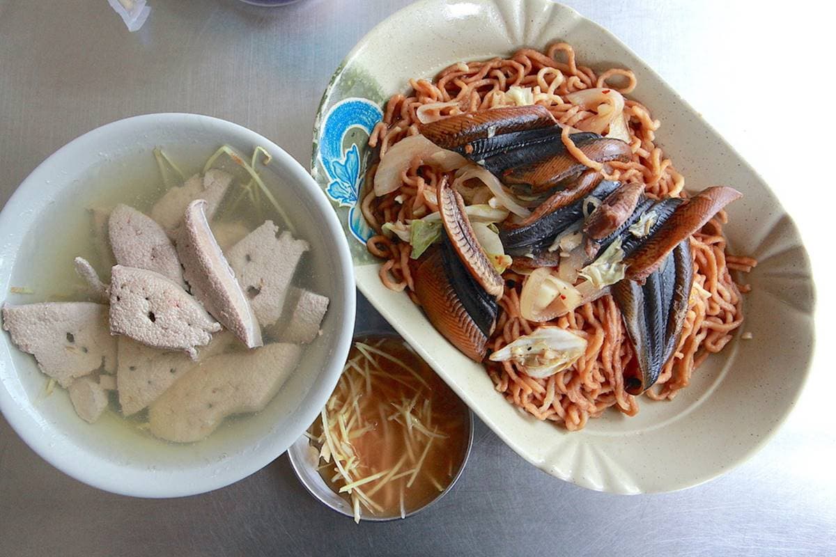在地人心中第一名！私房「鱔魚意麵」沒觀光客３餐照客滿，大火快炒好滋味