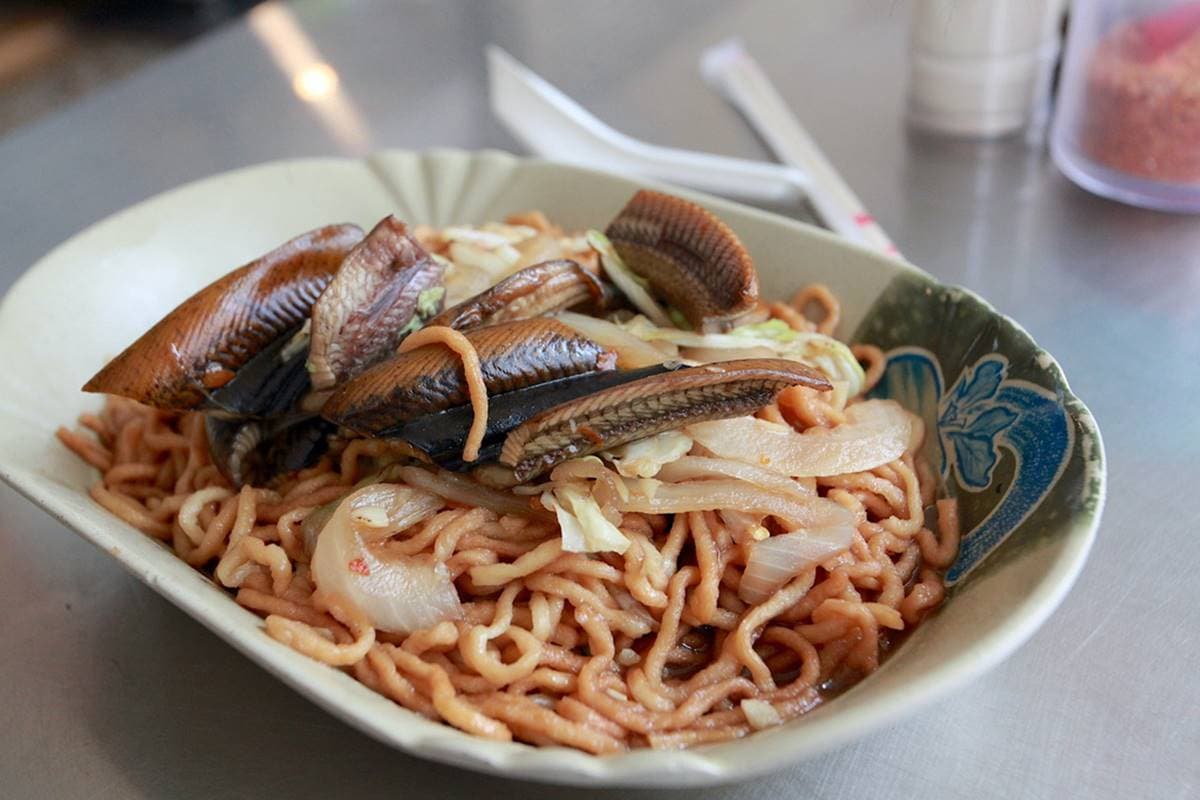 在地人心中第一名！私房「鱔魚意麵」沒觀光客３餐照客滿，大火快炒好滋味