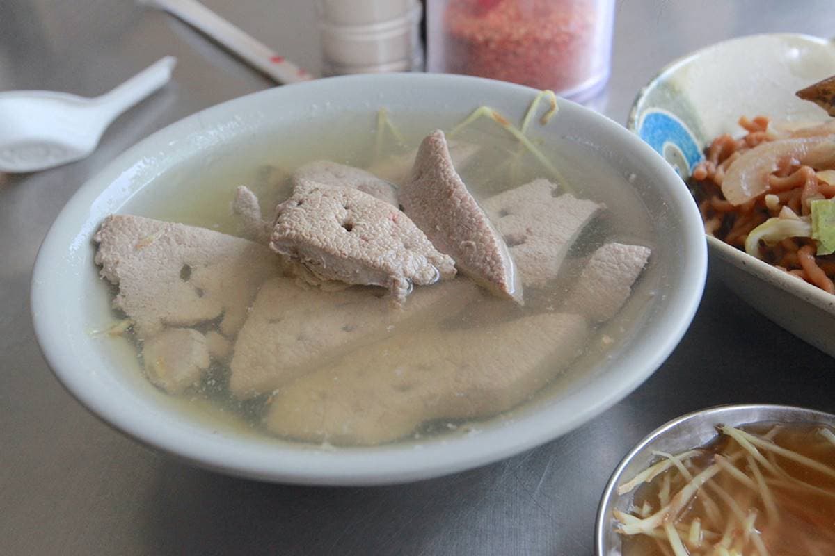 在地人心中第一名！私房「鱔魚意麵」沒觀光客３餐照客滿，大火快炒好滋味