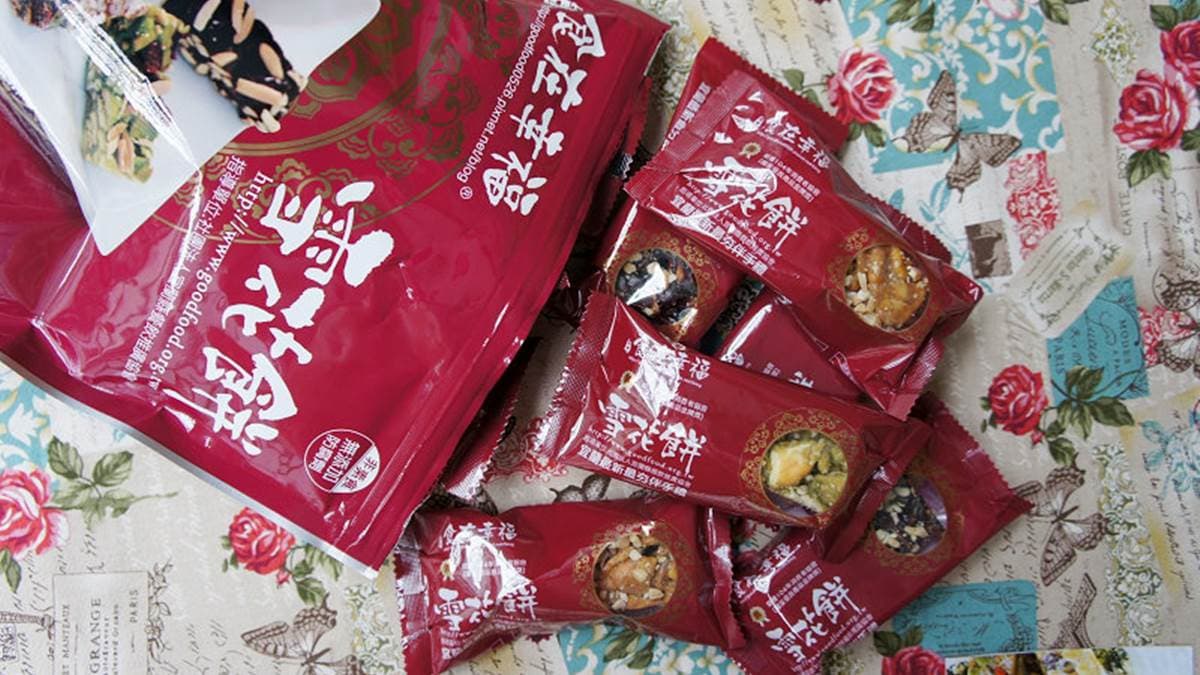 中式的暗紅色系包裝簡單又優雅，而且很喜氣。（圖片來源：菓子の幸福週記）