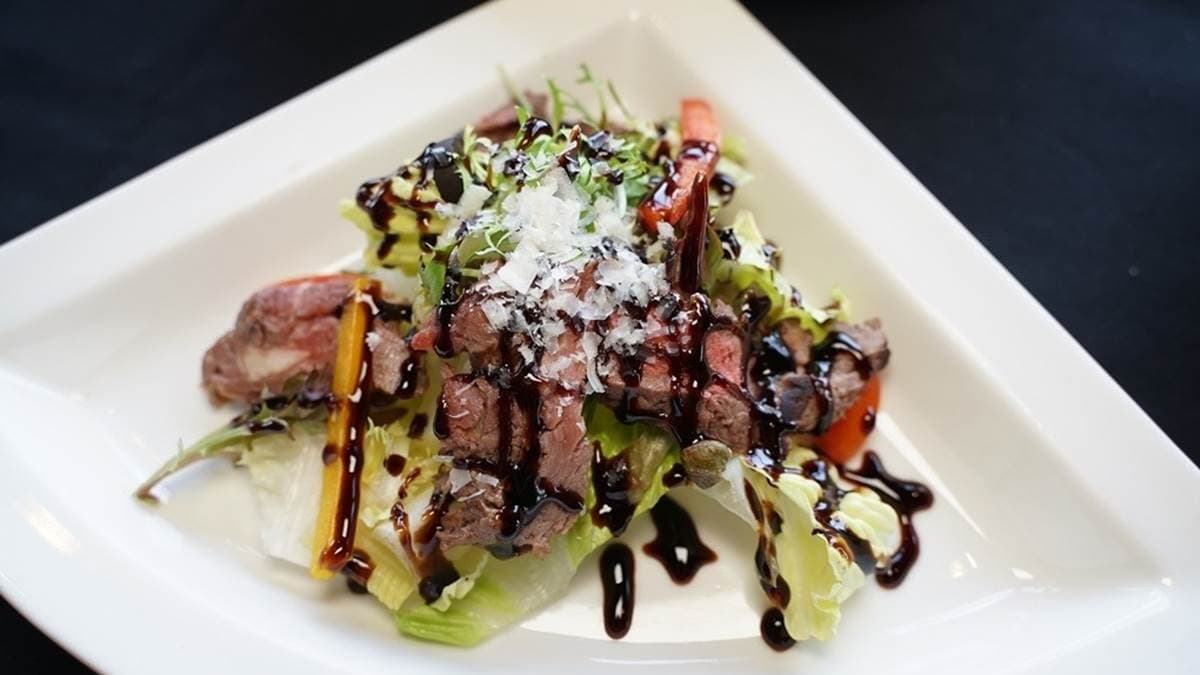 煙燻風味的牛肉，配上紅酒醋蔬菜沙拉，非常酸爽開胃。（圖片來源：跟著踢小米吃喝玩樂趣）